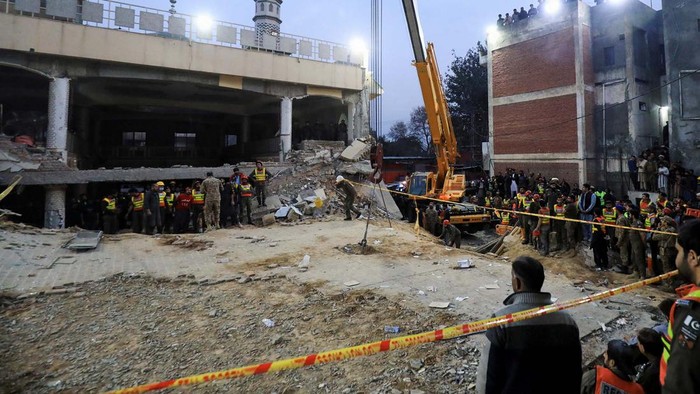 Bom bunuh diri mengguncang sebuah masjid di Pakistan, Senin (30/1). Selain menewaskan puluhan orang, ledakan bom juga merusak bangunan masjid.
