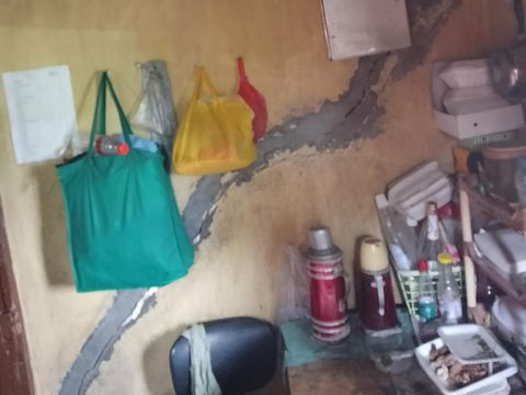 Bencana tanah amblas terjadi di dalam rumah warga di Kebon Kelapa, Kota Bogor. Rumah yang amblas masuk kategori Rumah Tidak Layak Huni (RTLH). (dok BPBD Kota Bogor)