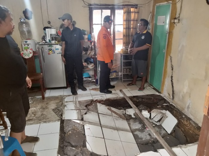 Bencana tanah amblas terjadi di dalam rumah warga di Kebon Kelapa, Kota Bogor. Rumah yang amblas masuk kategori Rumah Tidak Layak Huni (RTLH). (dok BPBD Kota Bogor)