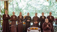 Delegasi Monastik dari Plum Village Mindfulness Practice Center, Perancis mengadakan Day of Mindfulness di Ubud, Bali. Delegasi dipimpin oleh Sister Chan Khong, seorang Bhiksuni senior dari Plum Village, murid pertama dari Zen Master Thich Nhat Hanh, yang dikenal juga di dunia barat sebagai The Father of Mindfulness.