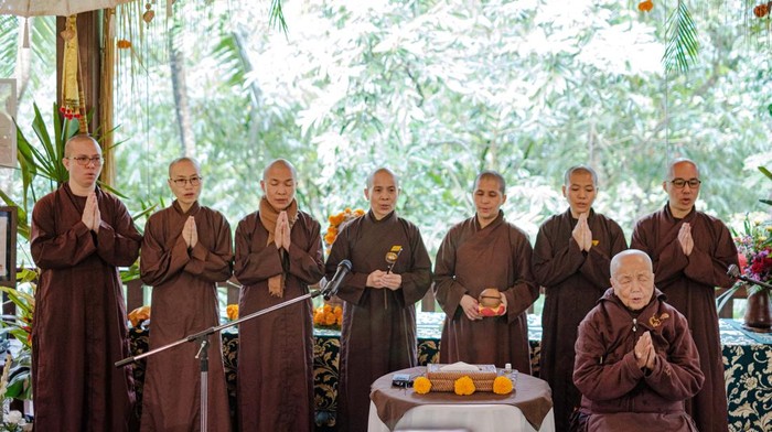 Biksuni Chan Kong dari Plum Village Monastery Perancis menggelar latihan mindfulness di Ubud, Bali. Acara ini dikuti sekitar 170 peserta.