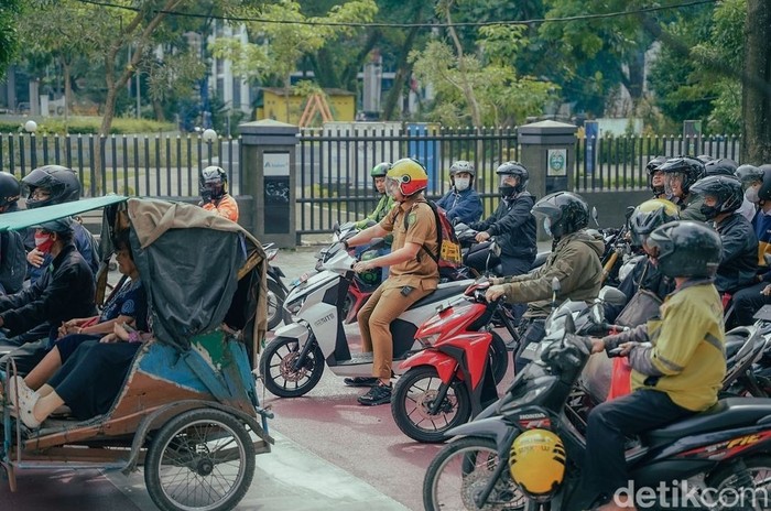 Bobby Nasution mengendarai motor listrik menuju Balai Kota.