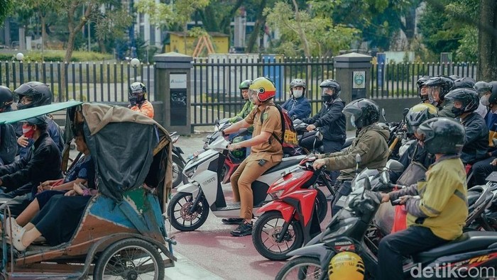 Bobby Nasution mengendarai motor listrik menuju Balai Kota.