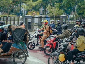 Tampil Beda, Bobby Nasution Pamer Naik Motor Listrik ke Kantor