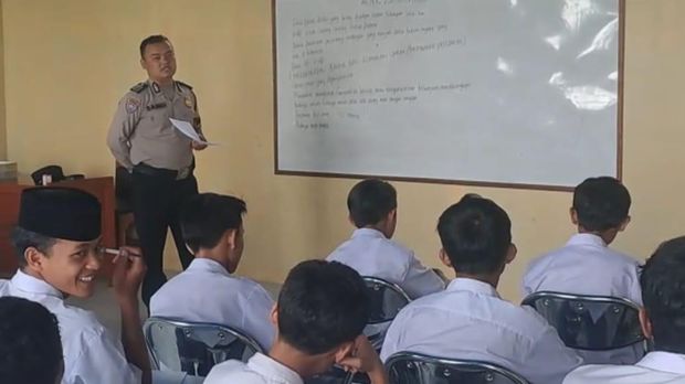 Bripka Sandri Praja bangun SMK gratis di Sukabumi