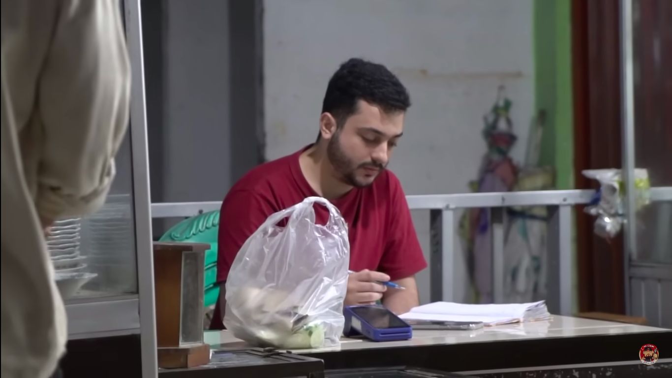 Bule Brazil jualan pecel lele