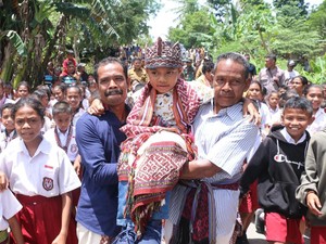 Nono Bocah Ajaib Dapat Banyak Hadiah-Disambut Air Mata Warga
