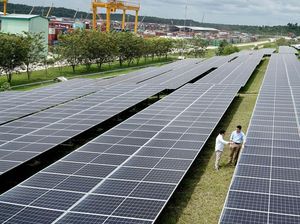 Hindari Tarif Dagang AS, China Bikin Pabrik Panel Surya di RI & Laos