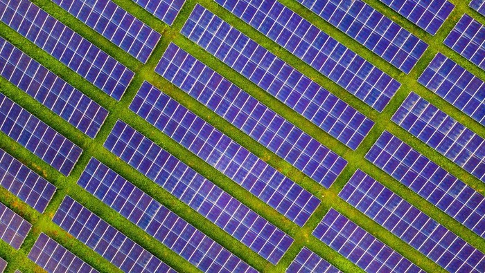 Guna mendukung zero emisi, perusahaan ini membangun solar panel berkapasitas 50 MW dan bakal menjadi instalasi terbesar di Indonesia yang dibangun swasta. Ini potretnya.