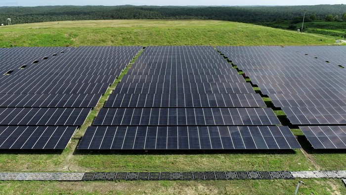 Guna mendukung zero emisi, perusahaan ini membangun solar panel berkapasitas 50 MW dan bakal menjadi instalasi terbesar di Indonesia yang dibangun swasta. Ini potretnya.