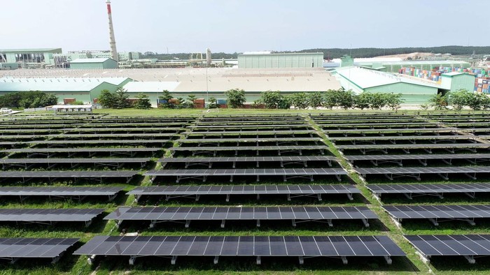 Guna mendukung zero emisi, perusahaan ini membangun solar panel berkapasitas 50 MW dan bakal menjadi instalasi terbesar di Indonesia yang dibangun swasta. Ini potretnya.