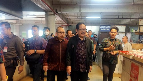 Wakil Gubernur Bali, Tjokorda Oka Artha Ardhana Sukawati ketika ditemui pada Selasa (31/1/2023) usai melakukan pemantauan harga di Pasar Badung, Jalan Sulawesi No 1 Denpasar, Bali.