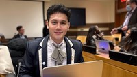 Melalui kesempatan berharga itu, Deris membahas isu pembangunan di Indonesia, khususnya akses pendidikan tinggi di pedesaan dan wilayah tertinggal. Kami lebih banyak membahas bagaimana peran pemuda dan akademisi, ungkapnya. Foto: Dok. Pribadi Deris Nagara