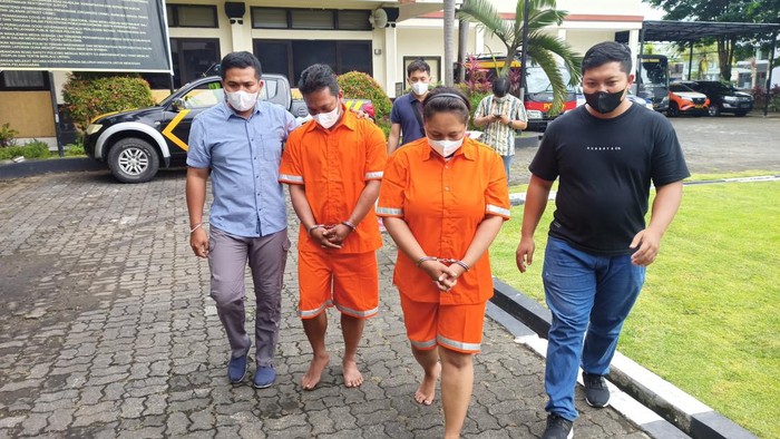 Dua pegawai SPBU di Tabanan, Bali, yang sekongkol menggelapkan uang perusahaan, Selasa (31/1/2023).