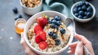 Penderita asam lambung perlu memerhatikan menu sarapannya. Pilih oatmeal yang kaya serat dan bisa menyerap kelebihan produksi asam lambung. Foto: Getty Images/Creativeye99