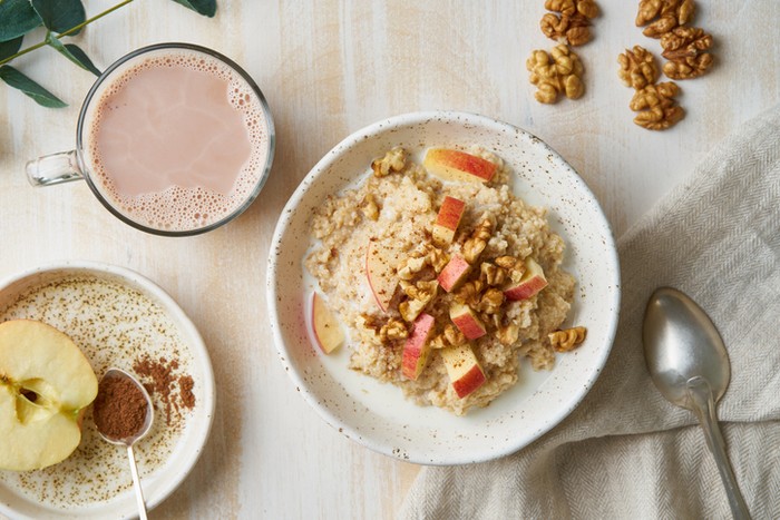 Sarapan Oatmeal Bisa Kendalikan Kolesterol? Ini 5 Faktanya