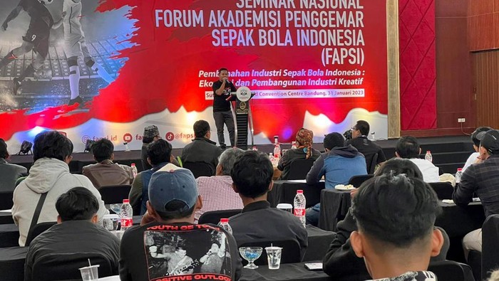 Forum Akademisi Penggemar Sepak Bola Indonesia (FAPSI) kembali menggelar seminar nasional guna pembenahan industri kreatif sepak bola Indonesia. Seperti apa?