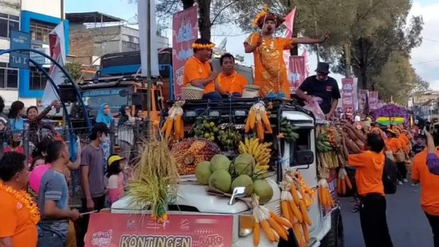 Foto parade mobil hias di Festival Bunga dan Buah di Brastagi, Kabupaten Karo