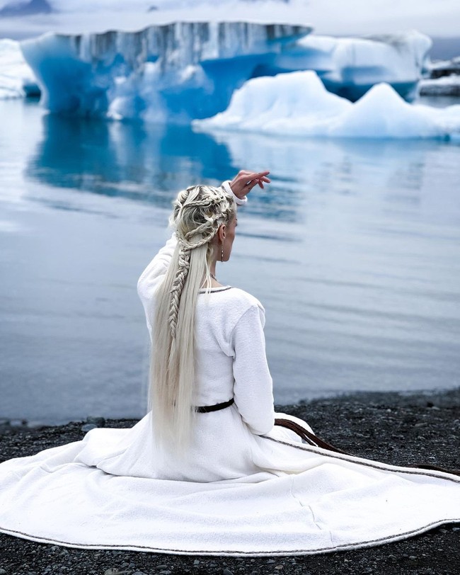 Wanita di zaman Viking dikenal dengan rambut pirang platinum, gaun flowy, dan riasan cantik. Diakui Freya apa yang ditampilkannya di keseharian adalah intrepretasinya sendiri.  Diluar gaya busana dan rambut yang merupakan intrepretasiku sendiri dari Zaman Pertengahan Skandinavia sebelum Kristenisasi. Aku juga mengikuti beberapa aspek dalam kehidupan sehari-hariku untuk menghormati budaya Viking kuno, ungkapnya dilansir Dailystar.Foto: Instagram @freyashalla