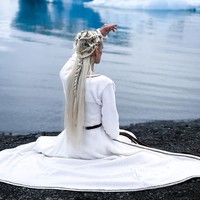 Wanita di zaman Viking dikenal dengan rambut pirang platinum, gaun flowy, dan riasan cantik. Diakui Freya apa yang ditampilkannya di keseharian adalah intrepretasinya sendiri.  Diluar gaya busana dan rambut yang merupakan intrepretasiku sendiri dari Zaman Pertengahan Skandinavia sebelum Kristenisasi. Aku juga mengikuti beberapa aspek dalam kehidupan sehari-hariku untuk menghormati budaya Viking kuno, ungkapnya dilansir Dailystar.Foto: Instagram @freyashalla