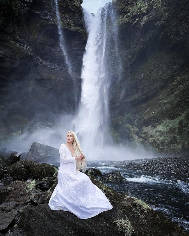 Aku mendapat pujian terutama dari wanita karena perhiasan dan rambutku itu membuatku tersenyum. Kamu tidak sering dapat pujian hangat dari wanita lain di zaman yang kompetitif. Anak-anak paling menyukai penampilanku. Merkea selalu bertanya apakah kamu seorang putri atau bolehkah aku menyentuh dress atau rambutmu? yang mana sangat menggemaskan,  Foto: Instagram @freyashalla