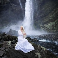 Aku mendapat pujian terutama dari wanita karena perhiasan dan rambutku itu membuatku tersenyum. Kamu tidak sering dapat pujian hangat dari wanita lain di zaman yang kompetitif. Anak-anak paling menyukai penampilanku. Merkea selalu bertanya apakah kamu seorang putri atau bolehkah aku menyentuh dress atau rambutmu? yang mana sangat menggemaskan,  Foto: Instagram @freyashalla