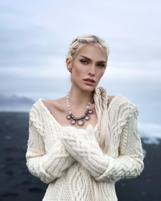 Freya sendiri adalah mantan model yang kini tengah menyelesaikan studi S2 di jurusan sejarah abad pertengahan sebelum nantinya mengambil gelar PhD. Foto: Instagram @freyashalla