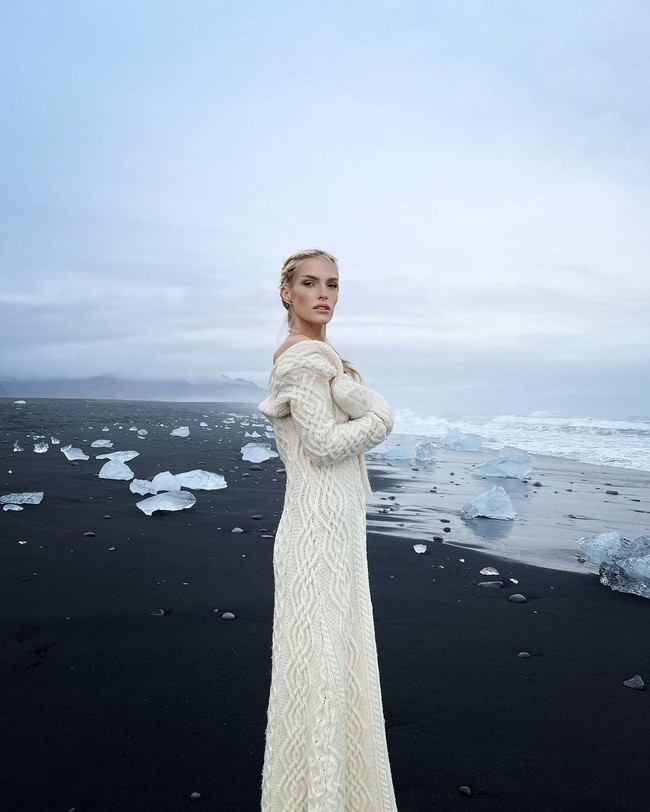 Wanita tersebut mengakui memang menyukai sejarah Viking sejak kecil, mempelajarinya, dan kini memilih untuk benar-benar mengadopsi gaya hidupnya. Foto: Instagram @freyashalla