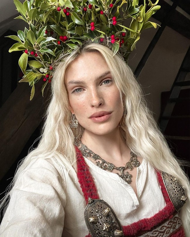 Freya Bergander memilih mendedikasikan hidup sebagai wanita Viking penuh waktu. Tak hanya dengan pakaian, wanita asal Jerman tersebut juga mengaku mengikuti gaya hidup orang-orang jadul Skandinavia. Foto: Instagram @freyashalla