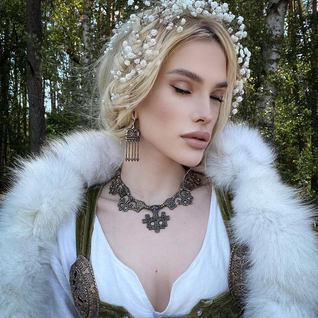 Selain atensi dari sesama wanita dan anak-anak, penampilan uniknya juga mengundang lamaran pernikahan dari para pria. Sayangnya sejauh ini, semua permintaan itu belum ada yang diterima Freya. Foto: Instagram @freyashalla