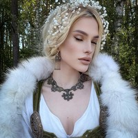 Selain atensi dari sesama wanita dan anak-anak, penampilan uniknya juga mengundang lamaran pernikahan dari para pria. Sayangnya sejauh ini, semua permintaan itu belum ada yang diterima Freya. Foto: Instagram @freyashalla