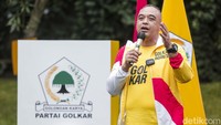Zaki menyebut Partai Golkar beruntung atas bergabungnya Rian. Zaki mengatakan Rian adalah anak muda yang produktif.