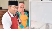 Pada salah satu acara, Atalia dan Ridwan Kamil ditantang untuk memasak bersama. Suami istrinya ini juga tampak kompak saat memasak bersama. Foto: Instagram/ataliapr
