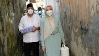 Sebagai sosok pemimpin, Atalia Praratya selalu memerhatikan masyarakatnya. Ia mengantarkan sendiri makanan yang dimasaknya untuk dibagikan ke warga Bandung. Foto: Instagram/ataliapr