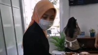 Selain sibuk mendampingi suaminya, Atalia Praratya ternyata sosok ibu rumah tangga yang senang memasak. Ia paling suka menyambut tamunya dengan banyak masakan lezat. Foto: Instagram/ataliapr