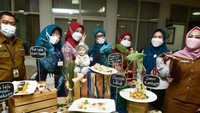 Seringkali mengunjungi berbagai lembaga di Jawa Barat, sambutan meriah selalu didapatkan oleh Atalia Praratya. Salah satunya ketika dirinya menerima suguhan kue-kue lezat yang menggiurkan ini. Foto: Instagram/ataliapr