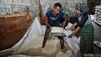 Sementara untuk kualitas medium, dari 8 ribu per kilogram, kini naik mencapai 10 ribu per kilogram.