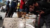 Padahal Bulog telah mendistribusikan tiga ribu ton beras, namun angka tersebut dinilai belum mencukupi kebutuhan beras di Pasar Induk Cipinang. Kelangkaan stok ini juga berdampak pada kenaikan harga beras.