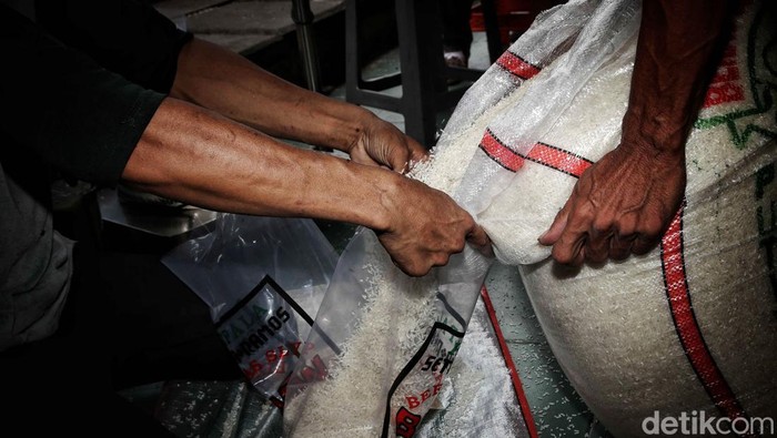 Sejumlah pekerja menangkut beras di kawasan Pasar Induk Beras Cipinang, Jakarta Timur, Selasa (31/1/2023). Perlu diketahui harg seluruh jenis beras di Pasar Induk Beras Cipinang (PIBC) Jakarta saat ini tergolong tinggi. Selain itu, stok beras berkurang signifikan.