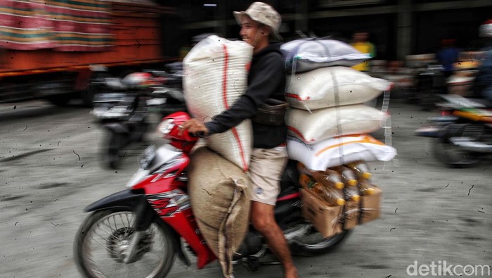 Sejumlah pekerja menangkut beras di kawasan Pasar Induk Beras Cipinang, Jakarta Timur, Selasa (31/1/2023). Perlu diketahui harg seluruh jenis beras di Pasar Induk Beras Cipinang (PIBC) Jakarta saat ini tergolong tinggi. Selain itu, stok beras berkurang signifikan.