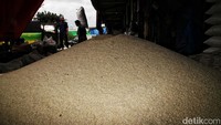 Pada awal Januari 2023, stok beras di Pasar Induk Beras Cipinang berada di angka 25.462 ton.