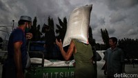 Menurut data Food Station, Senin (30/1/2023), harga beras medium dan beras premium stabil tinggi di Pasar Induk Beras Cipinang (PIBC). Harga beras medium yaitu IR-64 III misalnya, harganya sekarang Rp 10.350 per kg, dari sebelumnya Rp 9.975 per kg.
