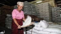 Kenaikan harga beras bervariasi, antara 30 hingga 50 persen dari harga normal. Seperti beras kualitas premium yang awalnya dijual 10 ribu per kilogram, kini mencapai 12 ribu per kilogram.