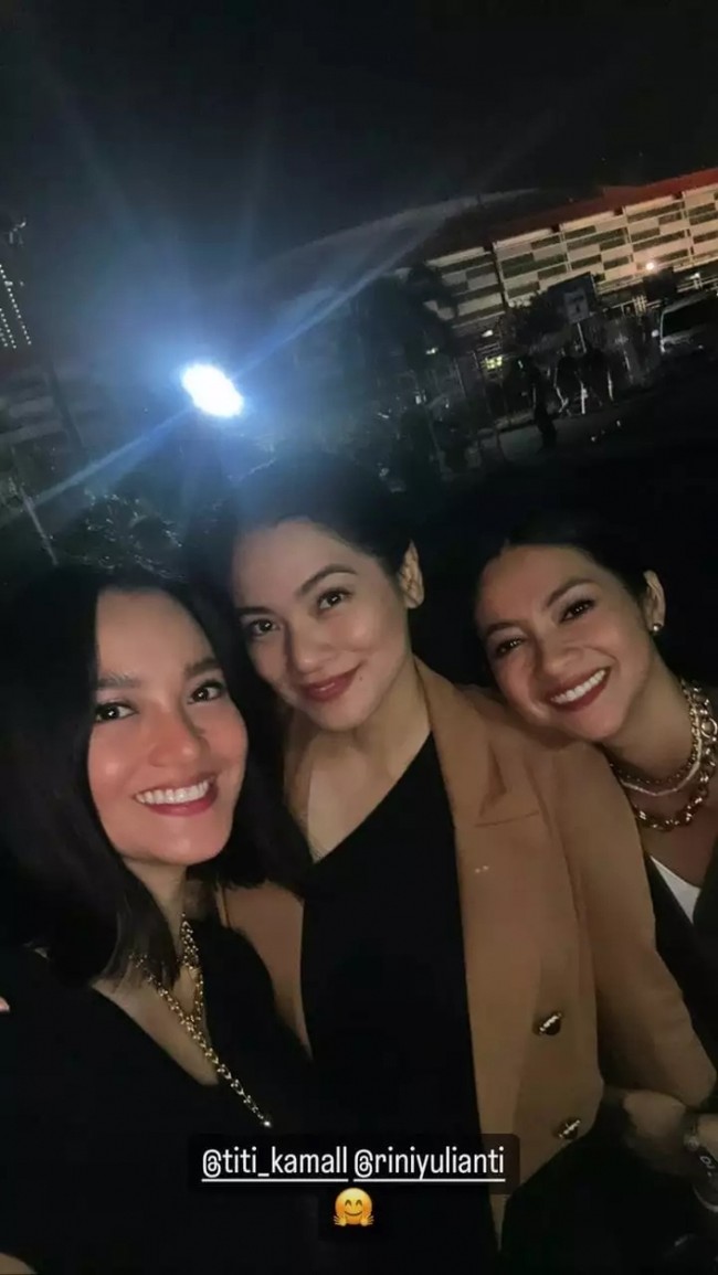 Ririn Ekawati dan Rini Yulianti juga tampak berpose bersama Titi Kamal. Terlihat Titi yang mengenakan dalaman one shoulder berwarna hitam yang dipadukan dengan blazer coklat. Foto: Instagram/@ririnekawati