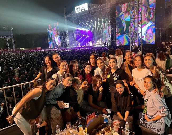 Para anggota geng cendol tampak begitu senang bisa menonton konser bersama-sama sambil mengenang masa-masa remaja. Dalam foto terlihat mereka duduk di bagian VIP table. Foto: Instagram/@titi_kamall
