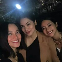 Ririn Ekawati dan Rini Yulianti juga tampak berpose bersama Titi Kamal. Terlihat Titi yang mengenakan dalaman one shoulder berwarna hitam yang dipadukan dengan blazer coklat. Foto: Instagram/@ririnekawati