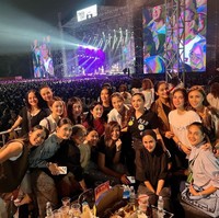 Para anggota geng cendol tampak begitu senang bisa menonton konser bersama-sama sambil mengenang masa-masa remaja. Dalam foto terlihat mereka duduk di bagian VIP table. Foto: Instagram/@titi_kamall