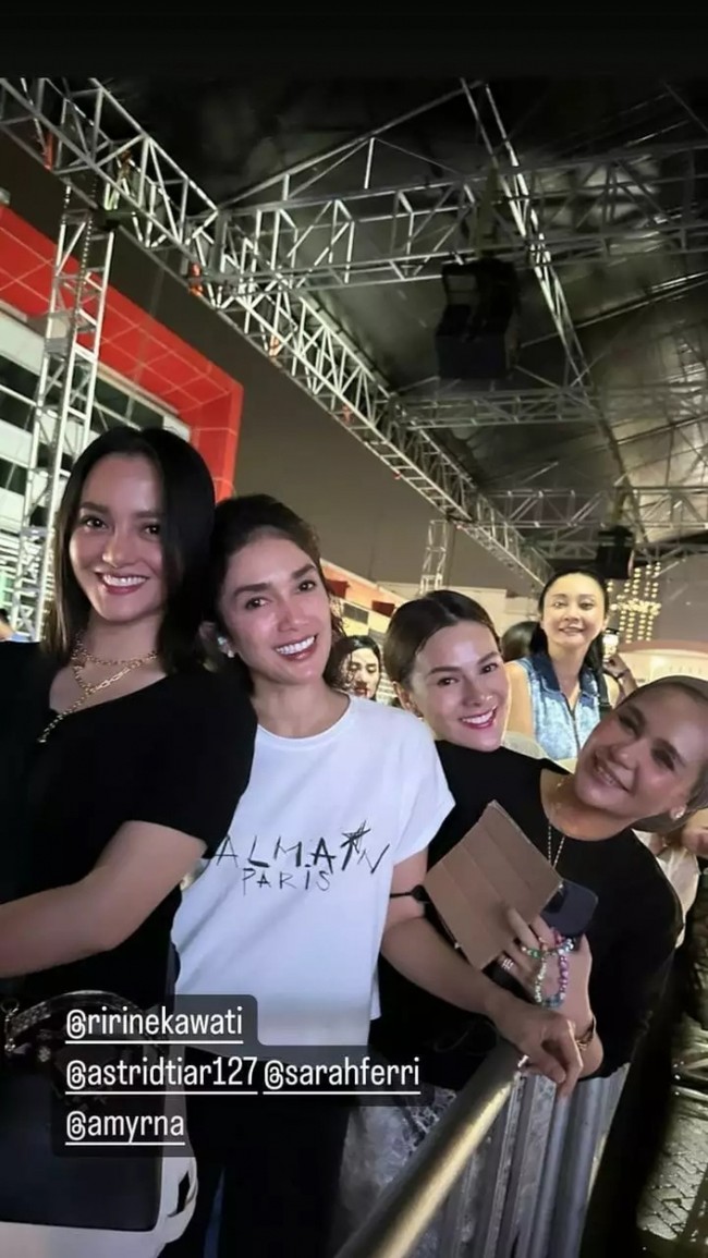 Sementara Ussy memilih tampil simpel dengan mengenakan kaos berwarna putih dan rambut yang diikat setengah. Riasan wajahnya pun tampak natural. Foto: Instagram/@ussypratama