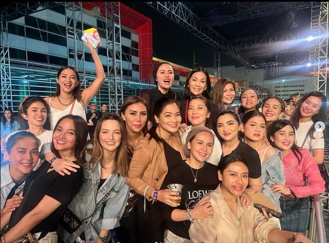 Gaya para anggota geng vendol saat menonton konser juga tak luput dari perhatian. Para anggota geng cendol itu tampak stylish dan bergaya bak ABG. Foto: Instagram/@titi_kamall