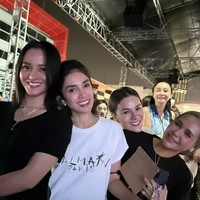 Sementara Ussy memilih tampil simpel dengan mengenakan kaos berwarna putih dan rambut yang diikat setengah. Riasan wajahnya pun tampak natural. Foto: Instagram/@ussypratama